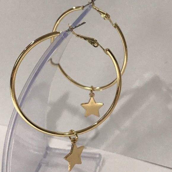 🔴 Gold tone hoop earrings with a star charm - Picture 2 of 3